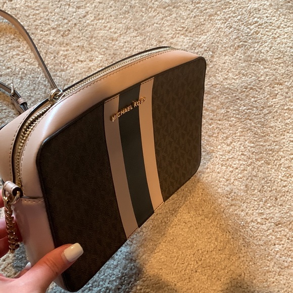 MK crossbody - Picture 4 of 8